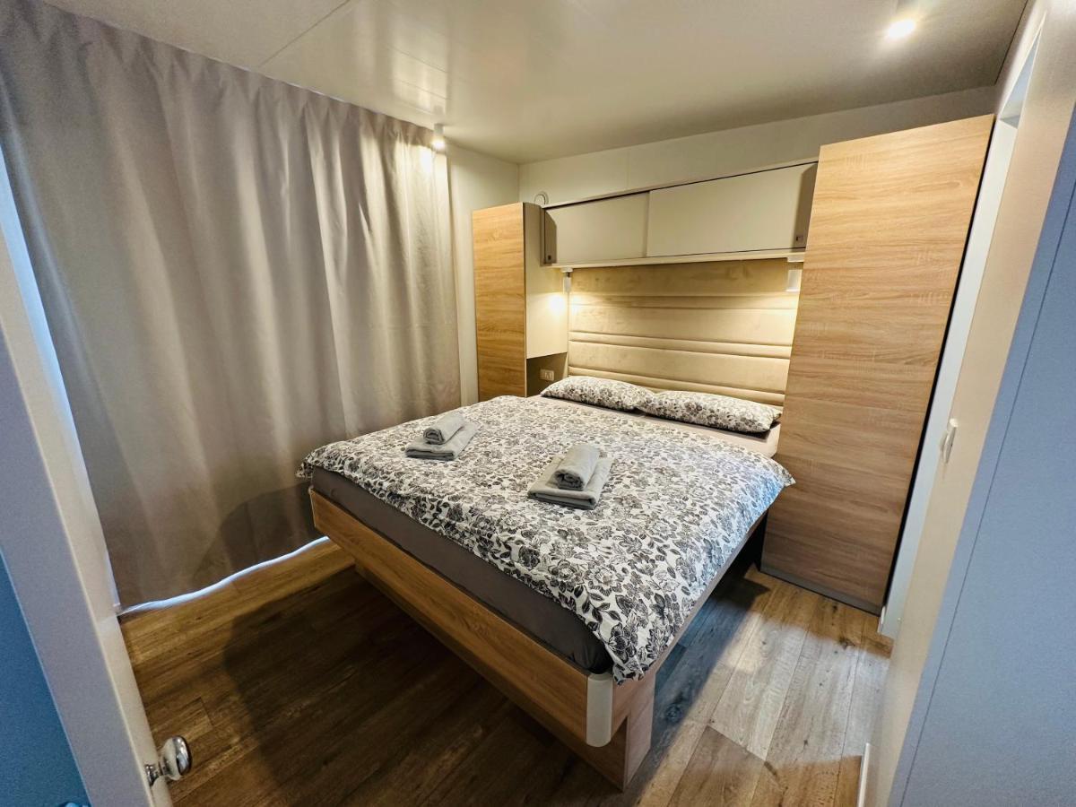 Villa Family Grand De Luxe Mobilhome Селце Экстерьер фото