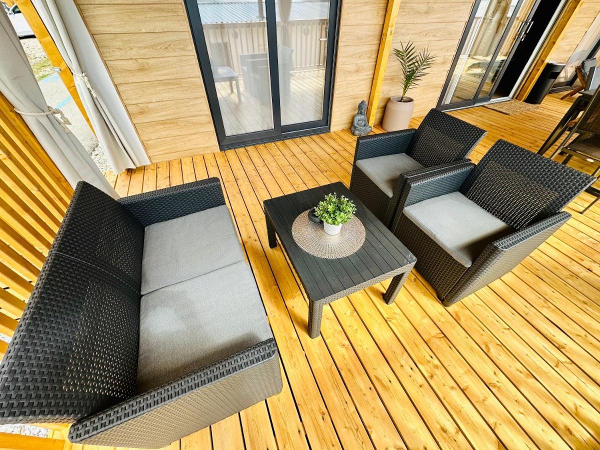 Villa Family Grand De Luxe Mobilhome Селце Экстерьер фото